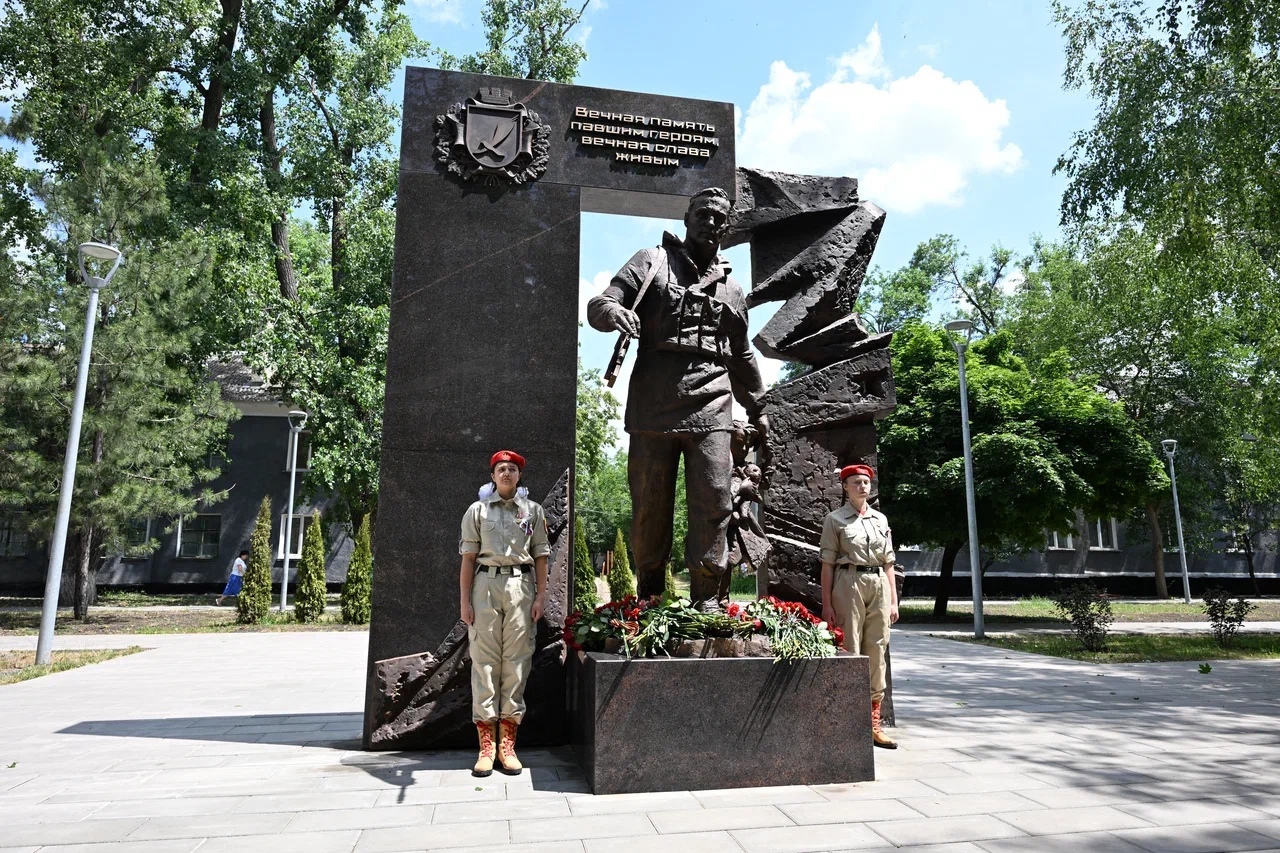 В Харцызске открыли новый памятник.